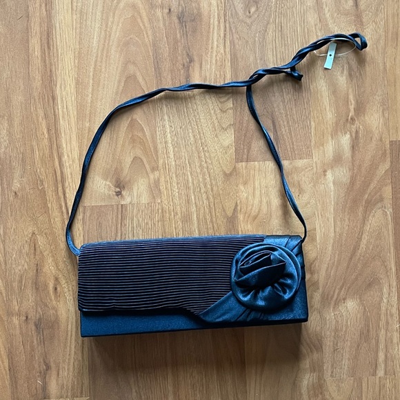 Black rose, pleated design crossbody bag - Picture 2 of 16
